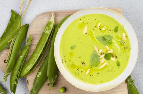 Velouté de petits pois, ricotta, basilic et pignons