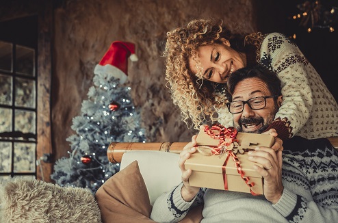 Homme recevant son cadeau de Noel 