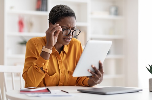 Il existe plusieurs méthodes pour régler le problème d'une tablette tactile figée femme agacée par sa tablette qui ne fonctionne pas